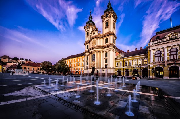 Eger Dobo Square with church and fountain