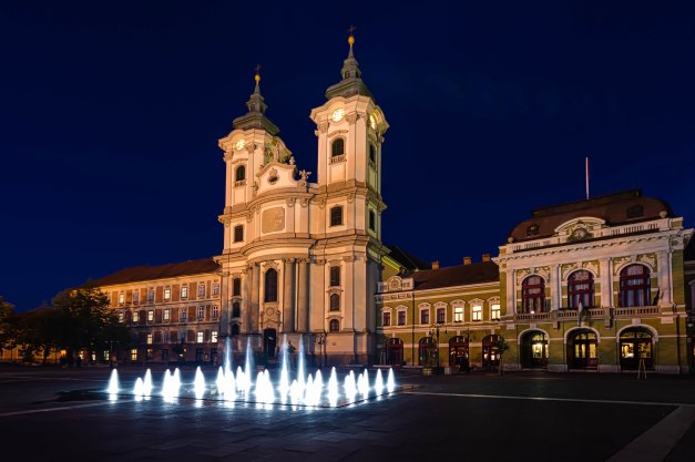 Eger. Dobo Square and the fountain by night